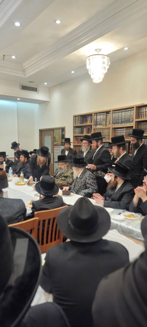 האדמו"רים מויז'ניץ לונדון - ויז'ניץ מונטריאול, בטיש מוצאי תשעה באב