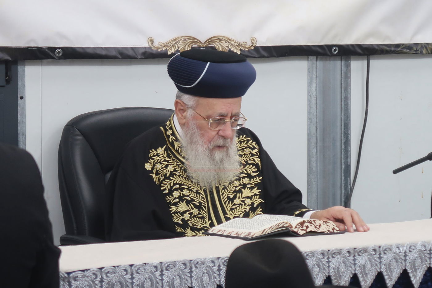 הראשל"צ הגר"י יוסף במעמד פתיחת 'ישיבת בין הזמנים' בשיכון ו' בב"ב