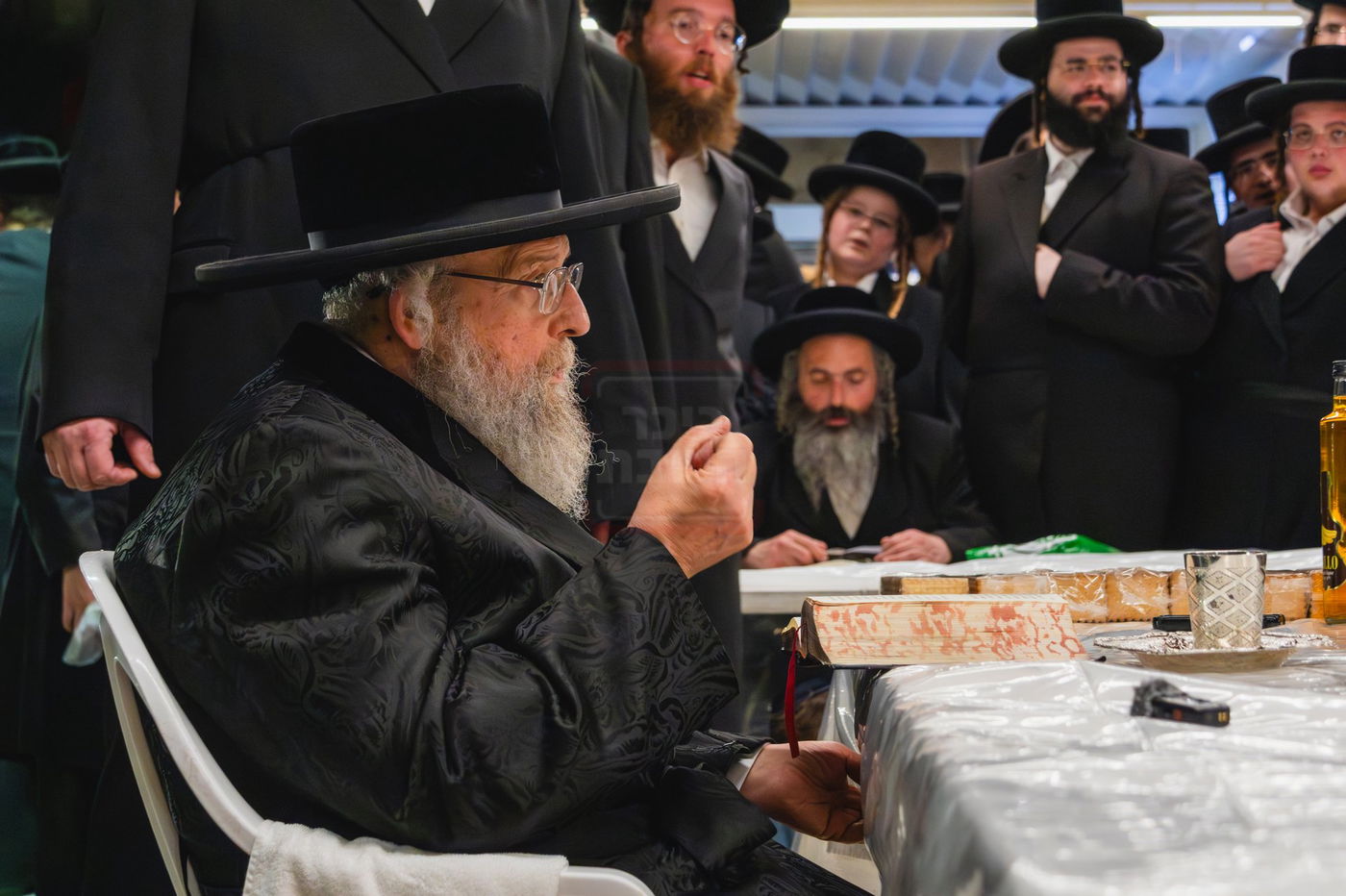 האדמו"ר מפינסק קרלין בטיש לחיים לאחר קידוש לבנה בצאת הצום