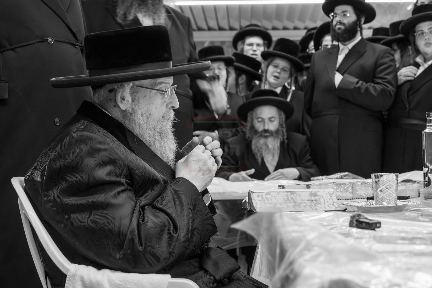 האדמו"ר מפינסק קרלין בטיש לחיים לאחר קידוש לבנה בצאת הצום