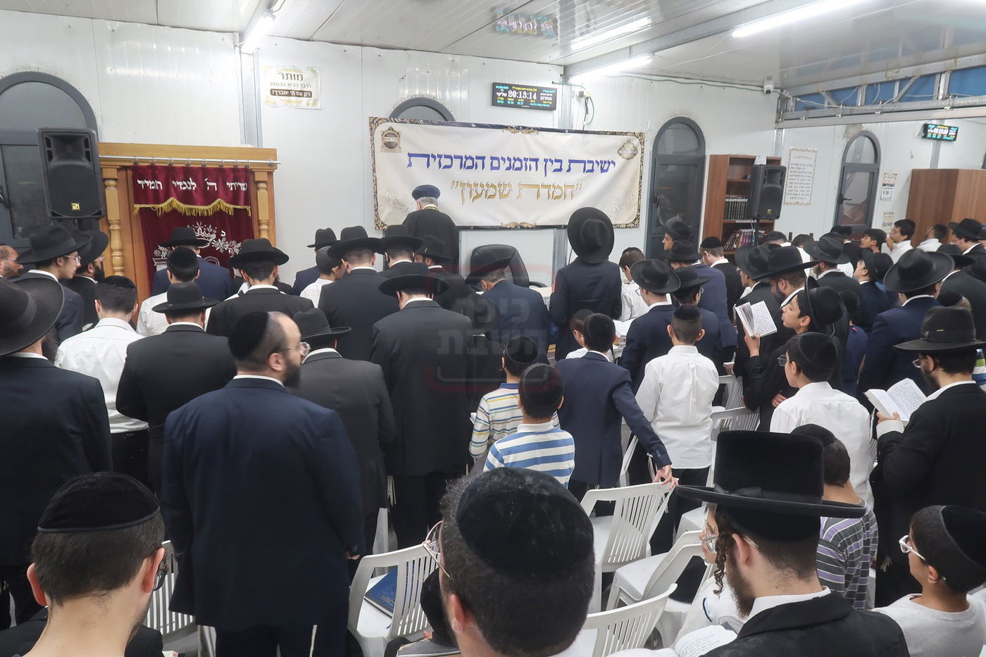 הראשל"צ הגר"י יוסף במעמד פתיחת 'ישיבת בין הזמנים' בשיכון ו' בב"ב