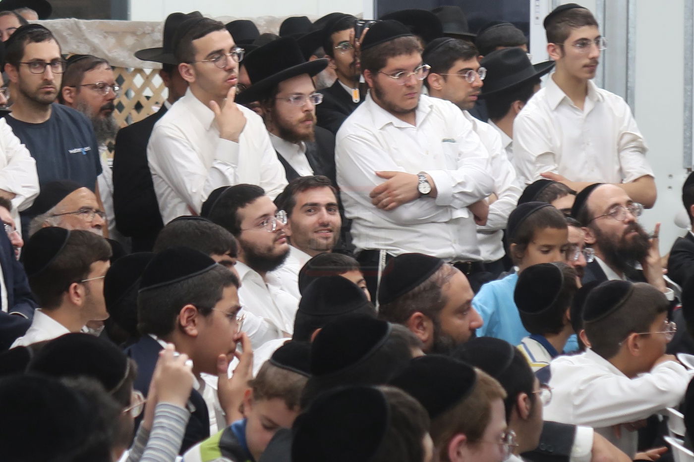 הראשל"צ הגר"י יוסף במעמד פתיחת 'ישיבת בין הזמנים' בשיכון ו' בב"ב