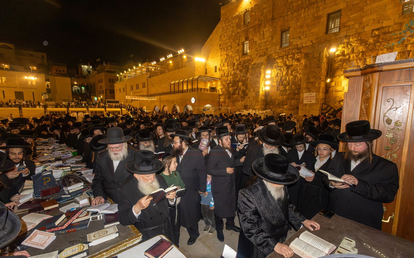 האדמו"ר מפינסק קרלין בכותל המערבי בצאת הצום