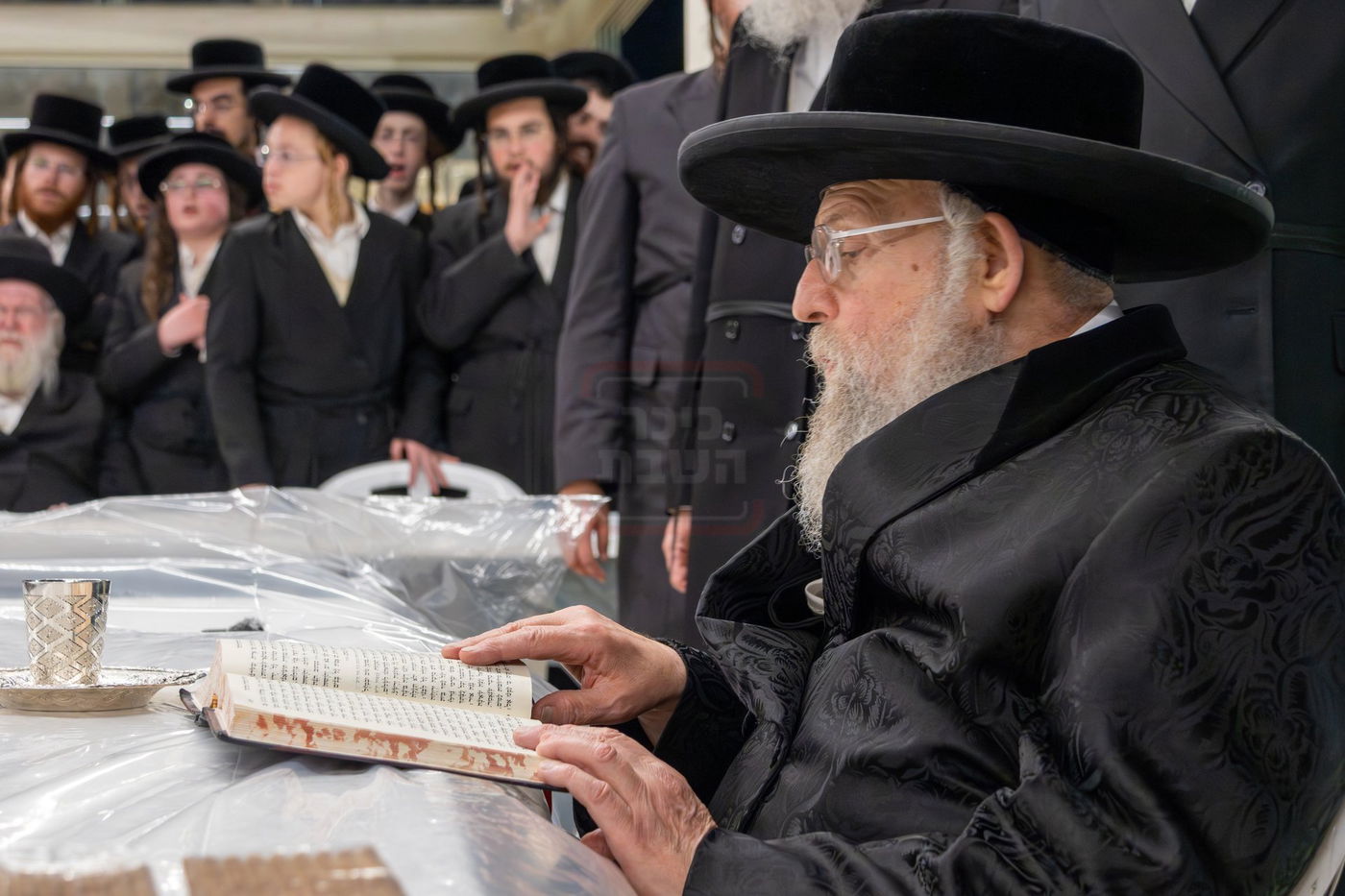 האדמו"ר מפינסק קרלין בטיש לחיים לאחר קידוש לבנה בצאת הצום