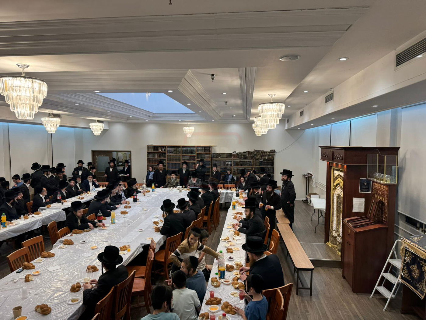 האדמו"רים מויז'ניץ לונדון - ויז'ניץ מונטריאול, בטיש מוצאי תשעה באב