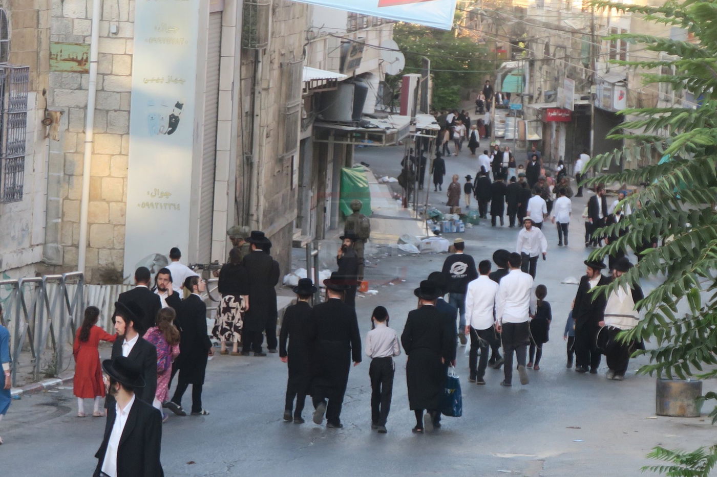 כניסה לקבר עתניאל בן קנז בחברון הפלסטינית בט' באב