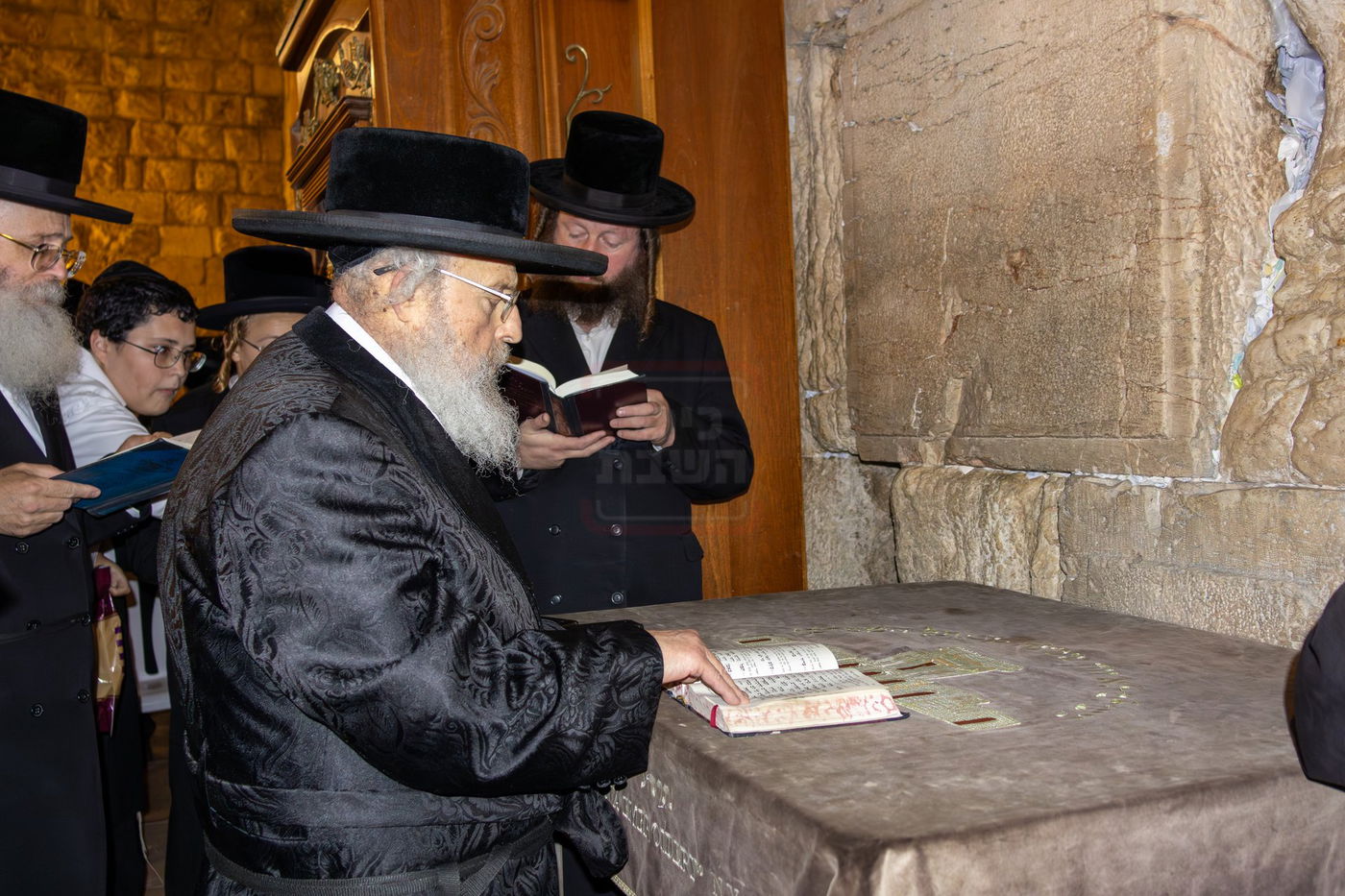 האדמו"ר מפינסק קרלין בכותל המערבי בצאת הצום