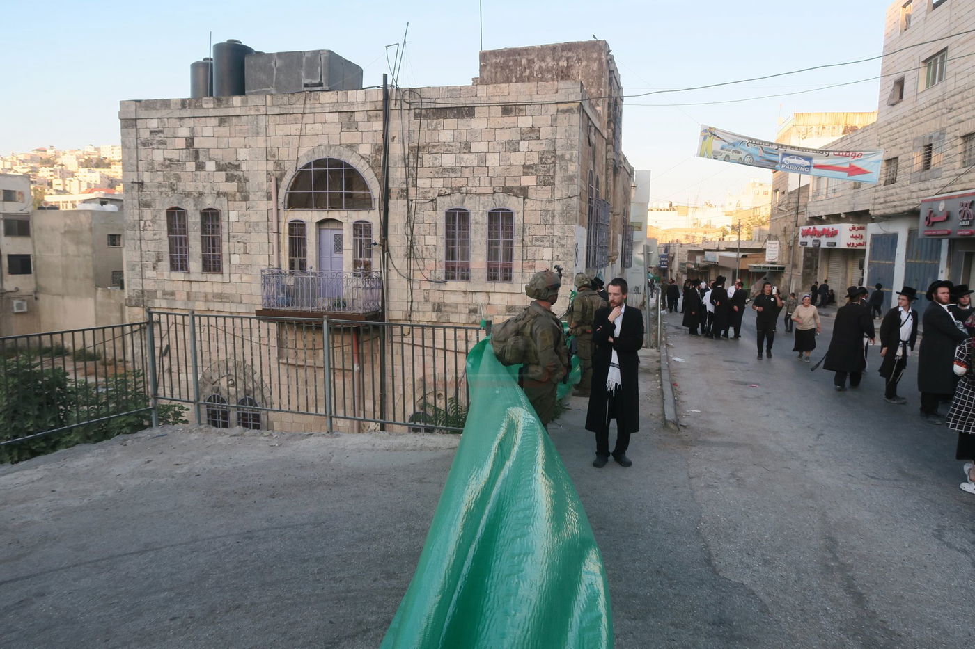 כניסה לקבר עתניאל בן קנז בחברון הפלסטינית בט' באב