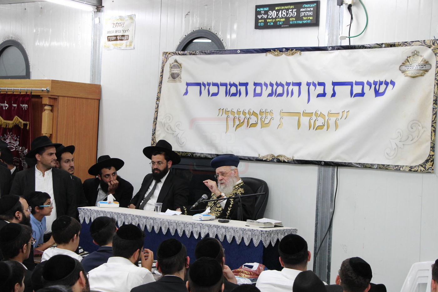 הראשל"צ הגר"י יוסף במעמד פתיחת 'ישיבת בין הזמנים' בשיכון ו' בב"ב