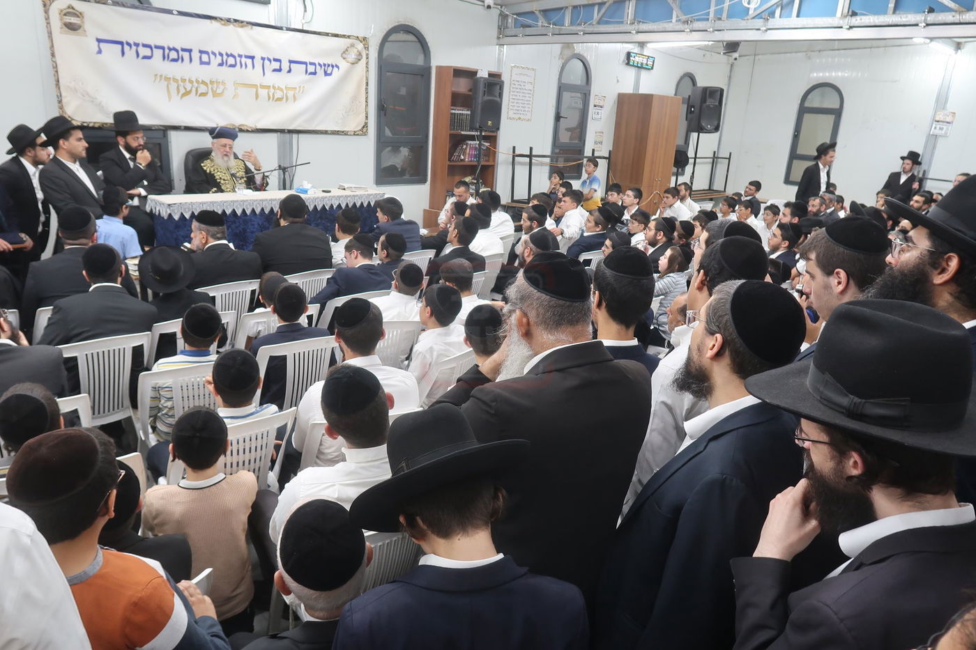 הראשל"צ הגר"י יוסף במעמד פתיחת 'ישיבת בין הזמנים' בשיכון ו' בב"ב