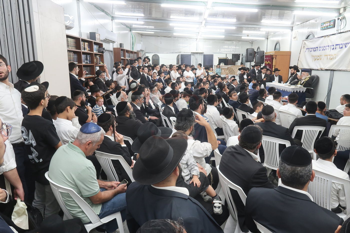 הראשל"צ הגר"י יוסף במעמד פתיחת 'ישיבת בין הזמנים' בשיכון ו' בב"ב