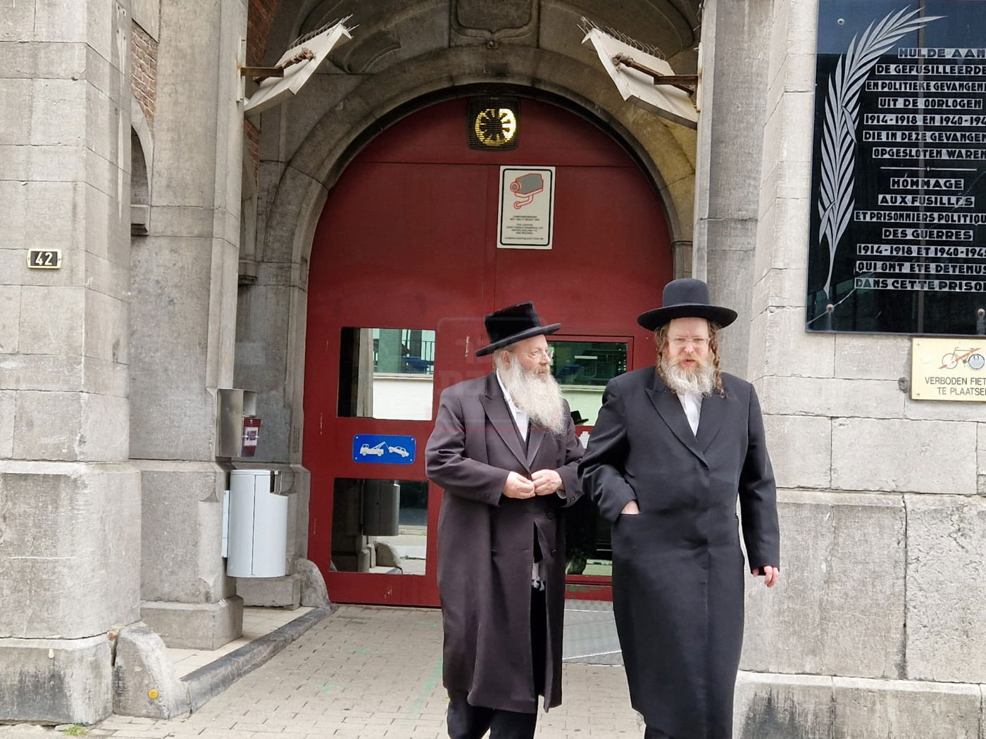 הרה"צ רבי ישראל מנחם אלתר, לאחר הביקור בבית הכלא המקומי באנטווערפן