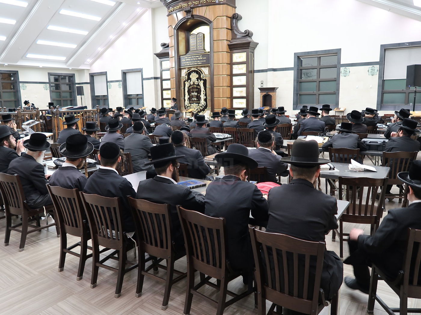 תשעה באב בחצה"ק צאנז זוועהיל