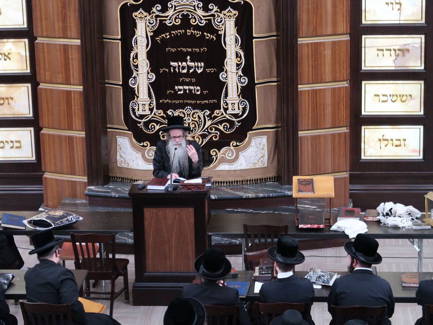 תשעה באב בחצה"ק צאנז זוועהיל