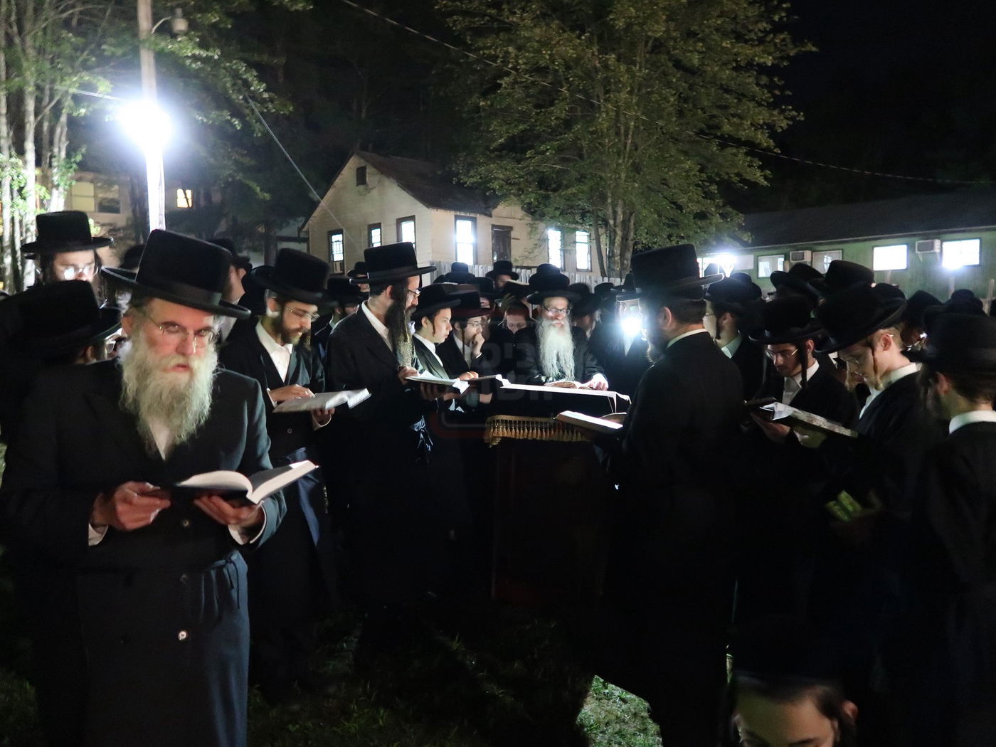 תשעה באב בחצה"ק צאנז זוועהיל