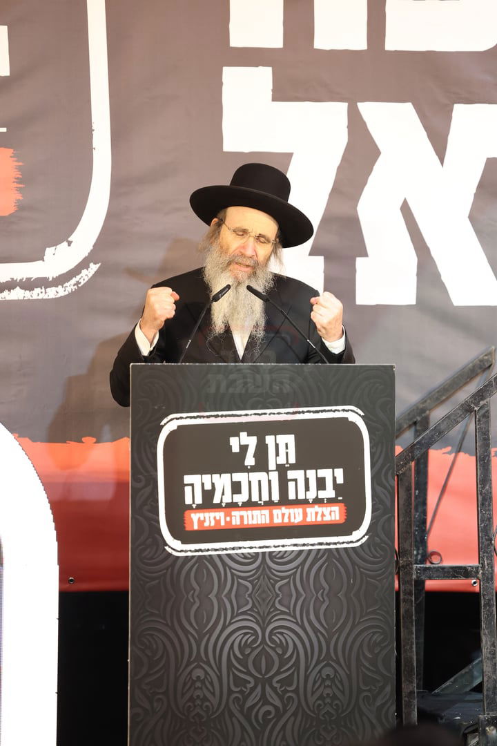 הגה"צ רבי בנימין פינקל נואם בכינוס חסידי ויז'ניץ במושב אורה