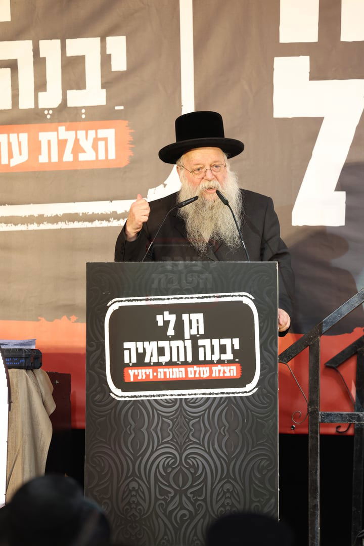 הרב ישראל שטרן מלונדון מנחה את הכינוס של חסידי ויז'ניץ במושב אורה