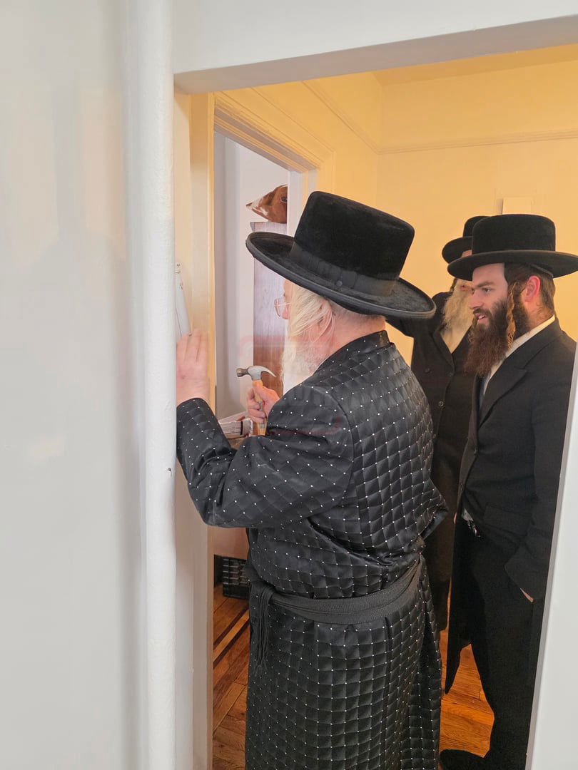 האדמו"ר ממונקאטש בקביעת מזוזה בבית הרה"ג חיים מיכל כהן