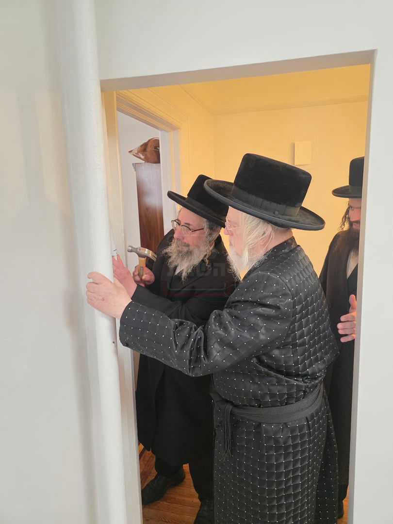 האדמו"ר ממונקאטש בקביעת מזוזה בבית הרה"ג חיים מיכל כהן