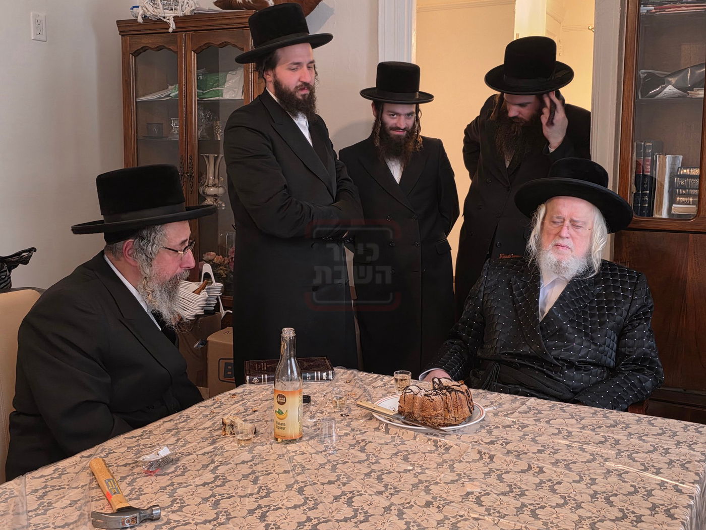 האדמו"ר ממונקאטש בקביעת מזוזה בבית הרה"ג חיים מיכל כהן