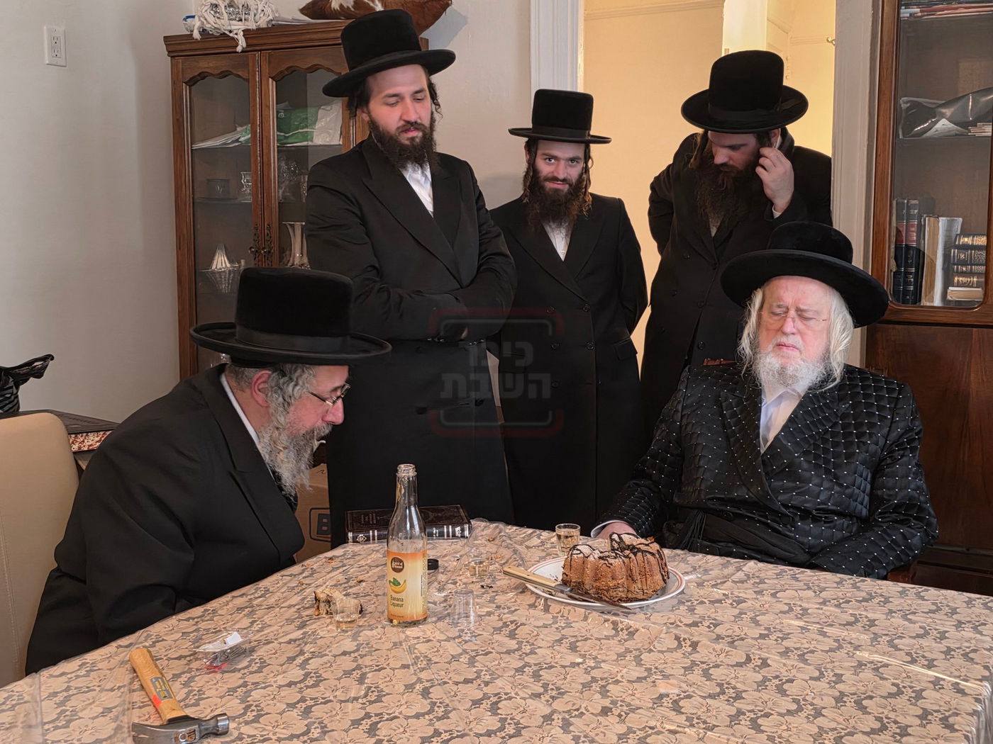 האדמו"ר ממונקאטש בקביעת מזוזה בבית הרה"ג חיים מיכל כהן