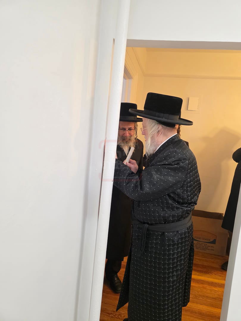 האדמו"ר ממונקאטש בקביעת מזוזה בבית הרה"ג חיים מיכל כהן