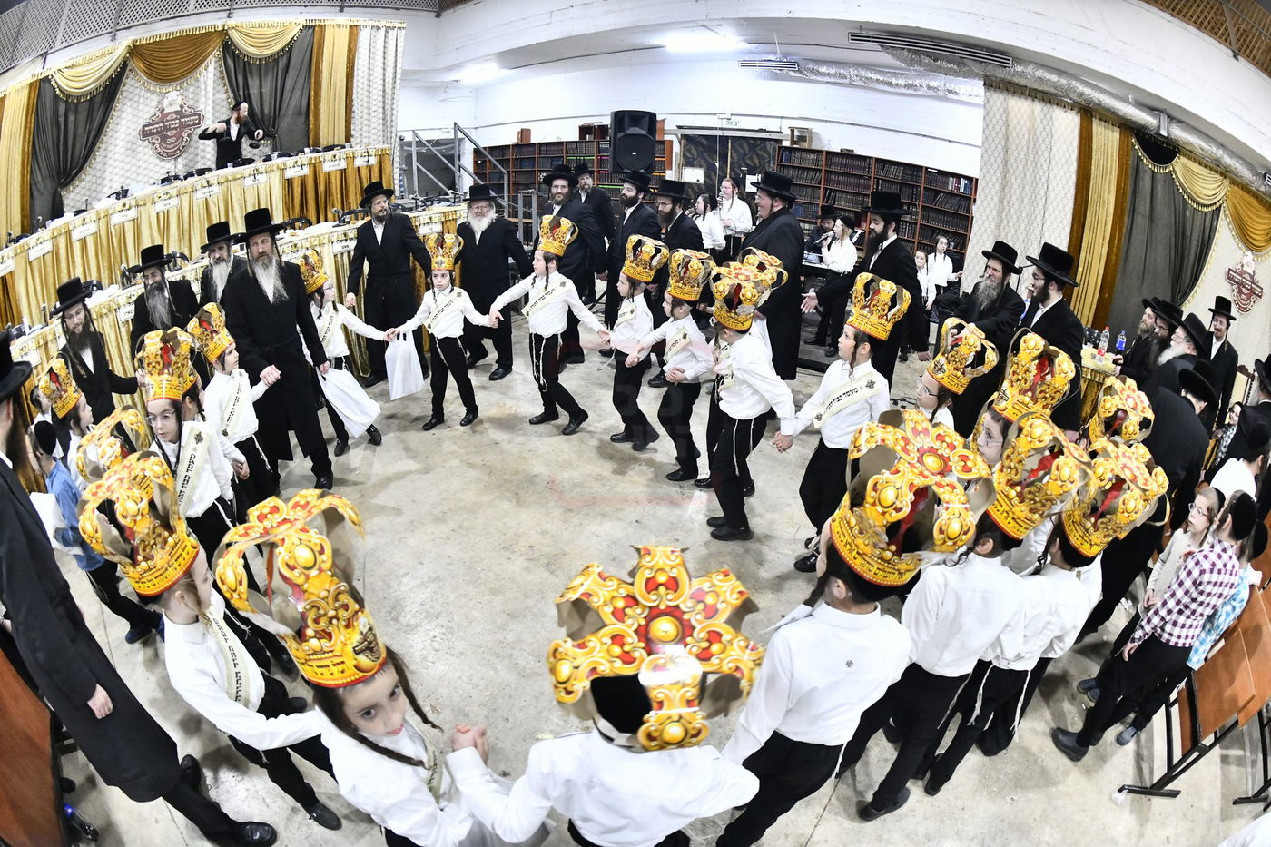 סיום חמשה חומשי תורה במכנובקא בעלזא