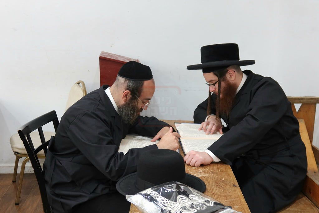 ההויז בחור בלימוד במנוחה בניו העמפשיר