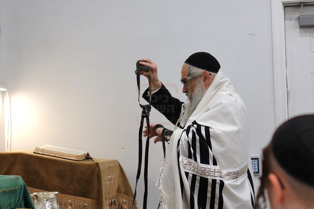 האדמור מסאטמר בהנחת תפילין במנוחה בניו העמפשיר