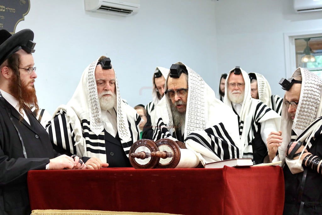 האדמור מסאטמר בעליה לתורה במנוחה בניו העמפשיר