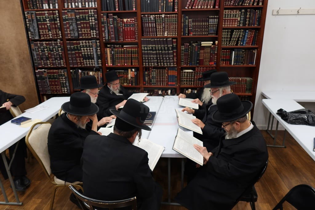 החסידים בלימוד משותף במנוחה בניו העמפשיר
