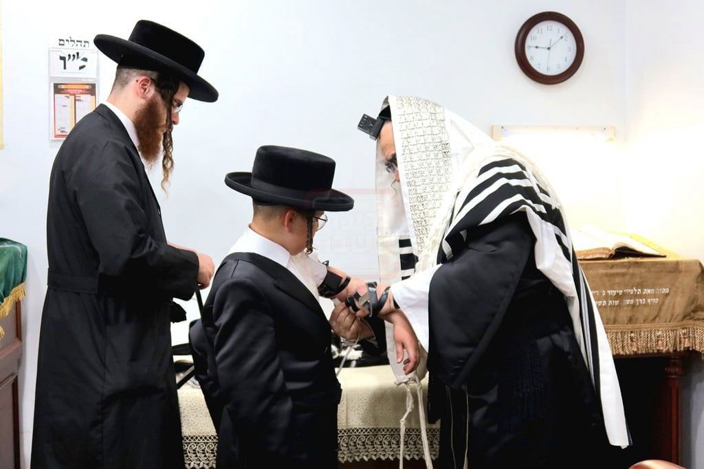 האדמור מסאטמר בהנחת תפילין לחתן בר מצווה במנוחה בניו העמפשיר