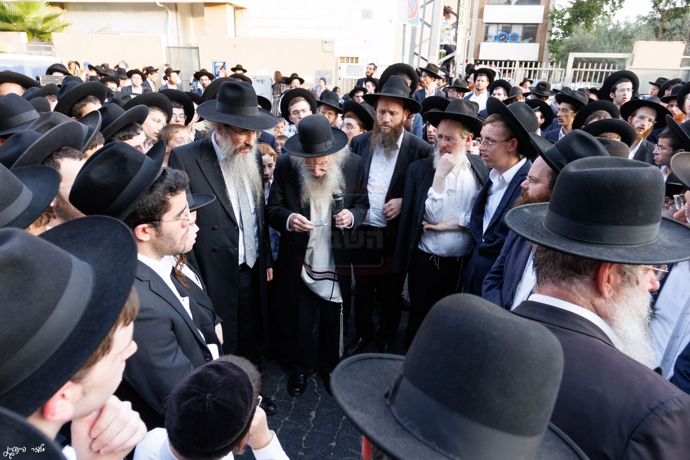 מסע הלוויית הגרב"ש דויטש זצ"ל - בבני ברק, הגר"א דינר מספיד