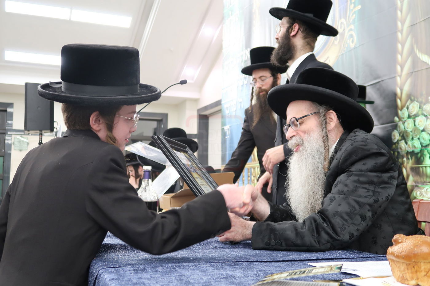 סיום מסכת פסחים בישיבת צאנז זוועהיל