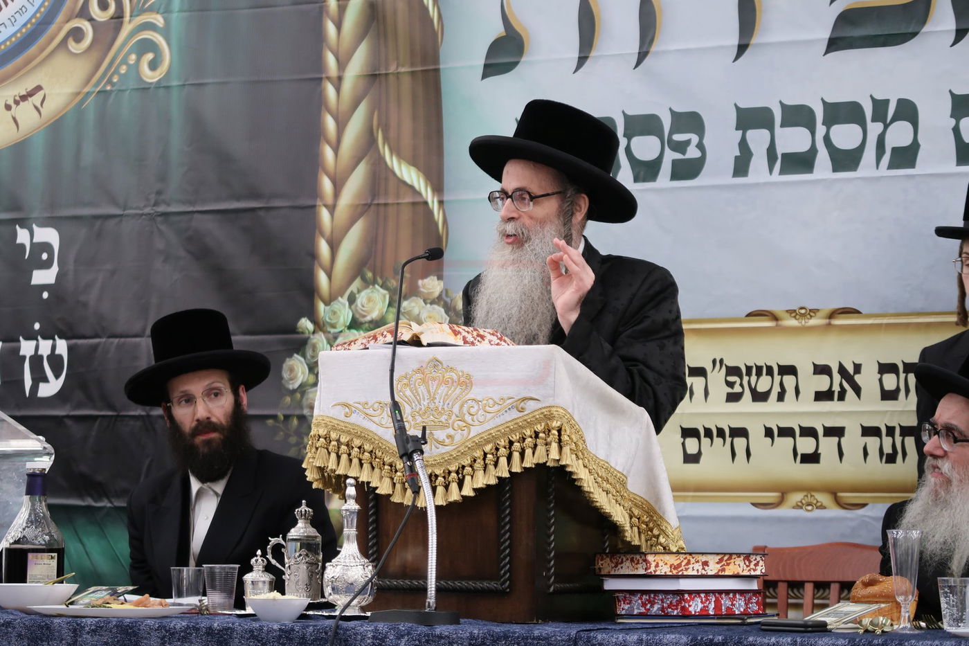 סיום מסכת פסחים בישיבת צאנז זוועהיל