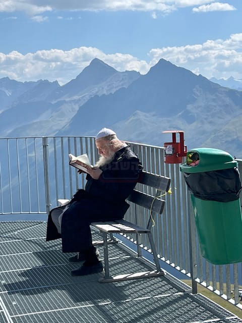 האדמו"ר מתבקשי אמונה בלימוד בהרי דאבוס