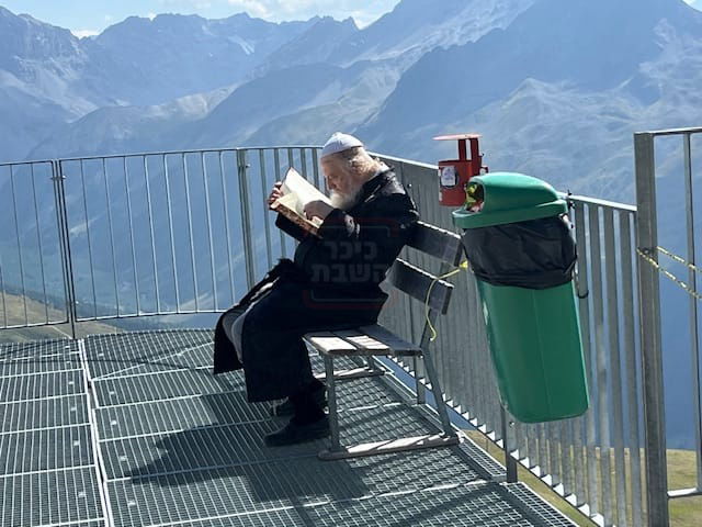 האדמו"ר מתבקשי אמונה בלימוד בהרי דאבוס