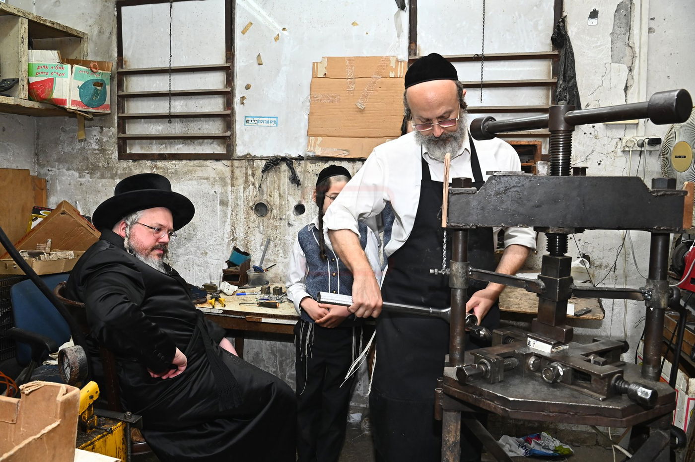 הרה"צ רבי אהרן מרדכי רוקח בביקור במפעל תפילין בבני ברק