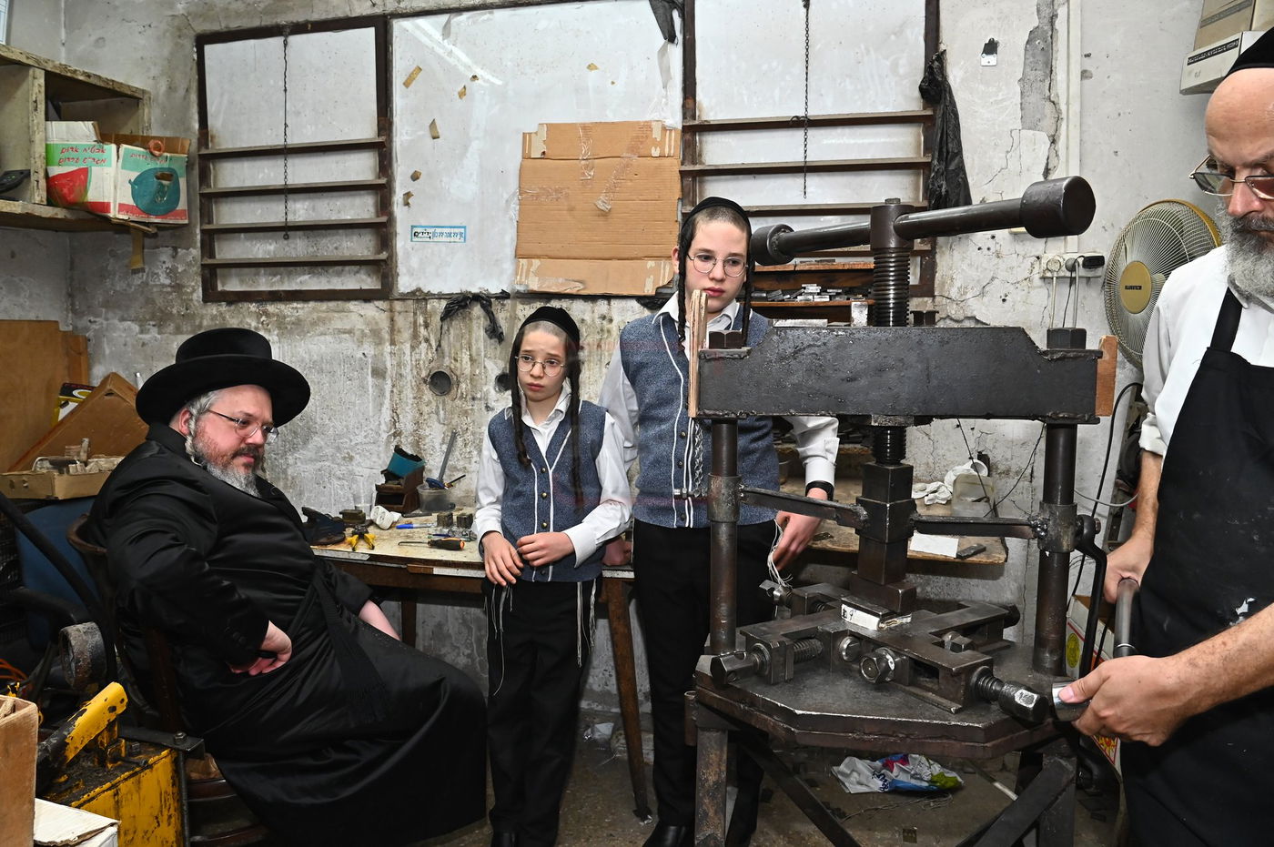 הרה"צ רבי אהרן מרדכי רוקח בביקור במפעל תפילין בבני ברק