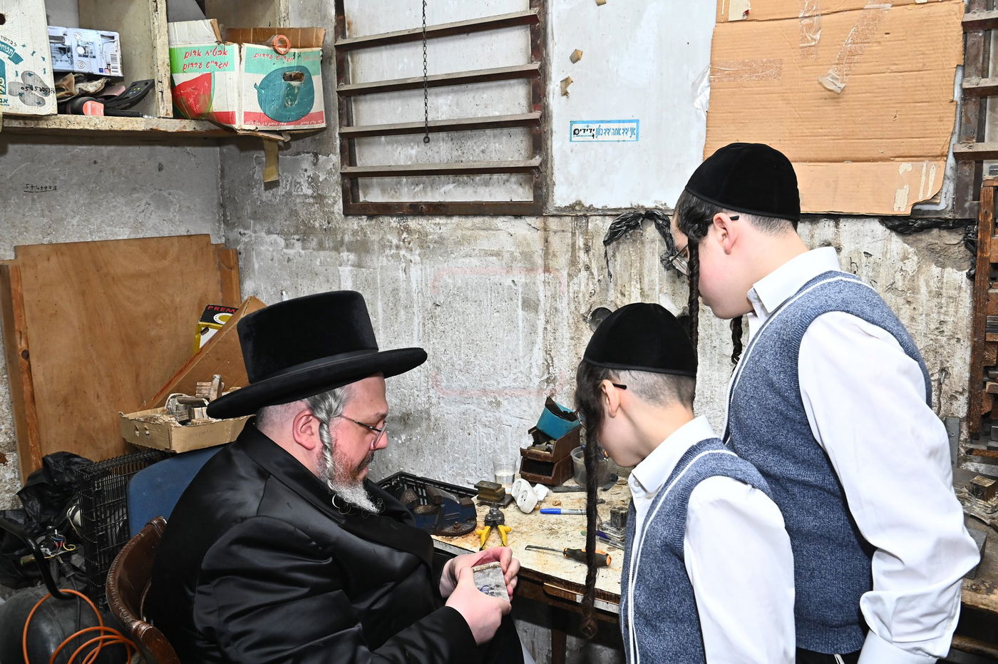 הרה"צ רבי אהרן מרדכי רוקח בביקור במפעל תפילין בבני ברק