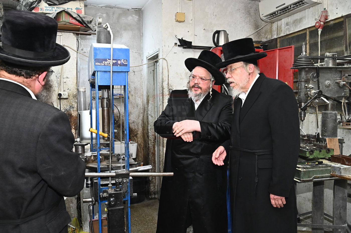 הרה"צ רבי אהרן מרדכי רוקח בביקור במפעל תפילין בבני ברק