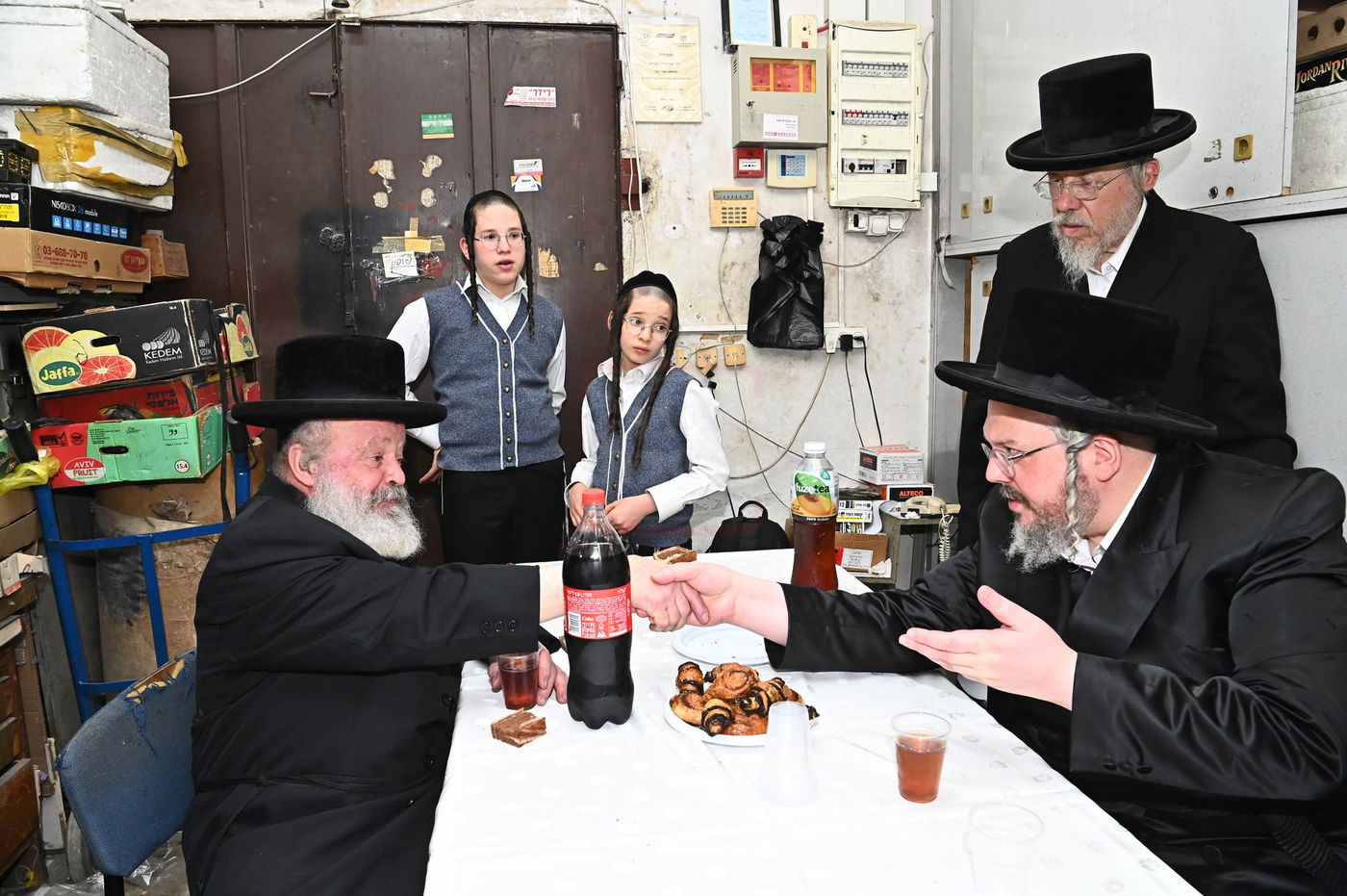 הרה"צ רבי אהרן מרדכי רוקח בביקור במפעל תפילין בבני ברק