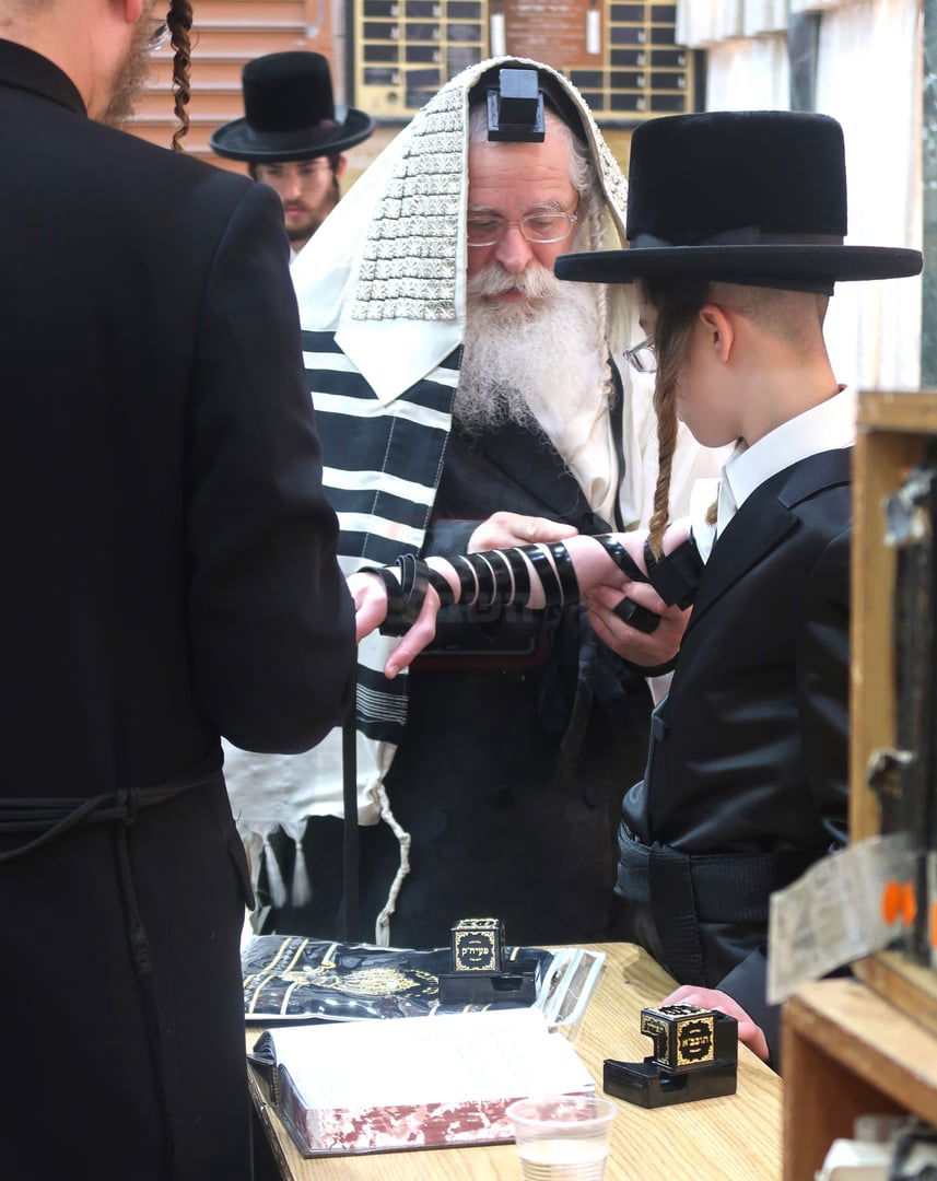 האדמו"ר מנדבורנה ירושלים בהנחת תפילין לנכדו