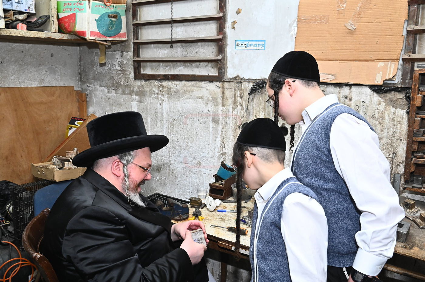 הרה"צ רבי אהרן מרדכי רוקח בביקור במפעל תפילין בבני ברק