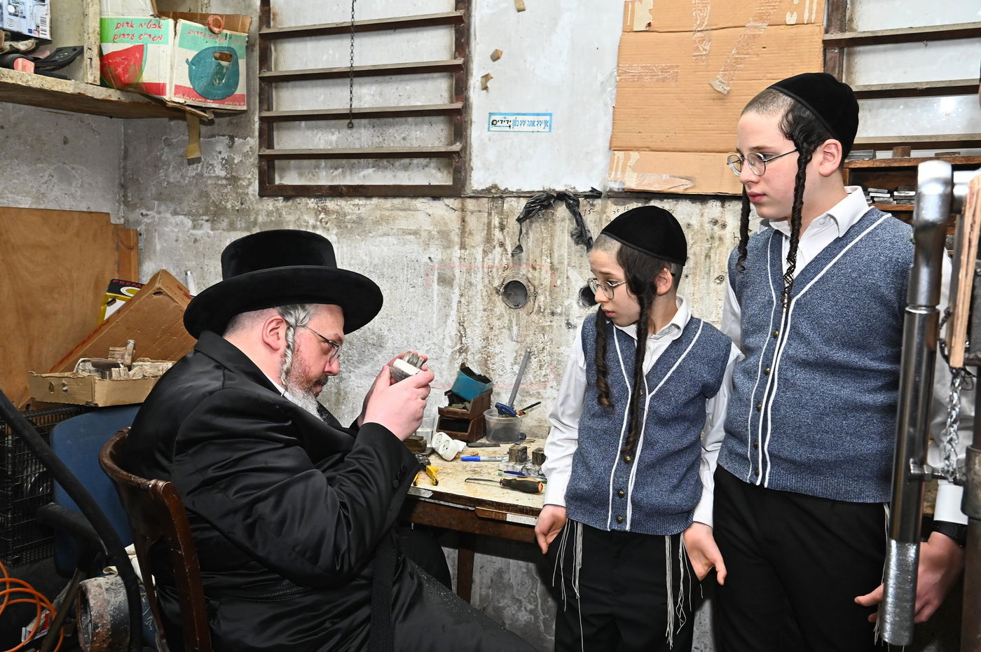 הרה"צ רבי אהרן מרדכי רוקח בביקור במפעל תפילין בבני ברק