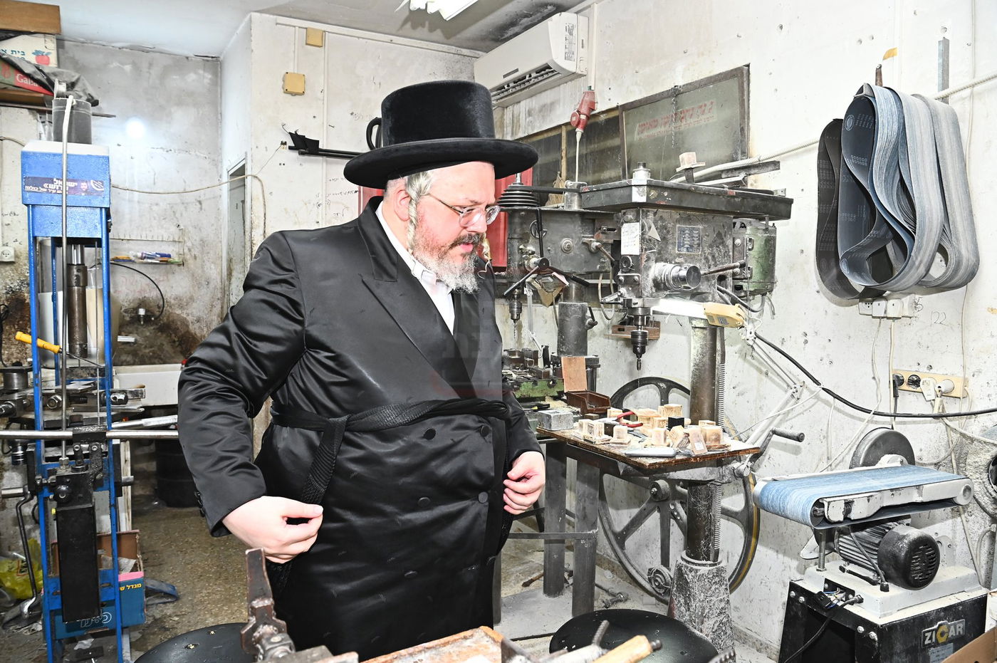 הרה"צ רבי אהרן מרדכי רוקח בביקור במפעל תפילין בבני ברק