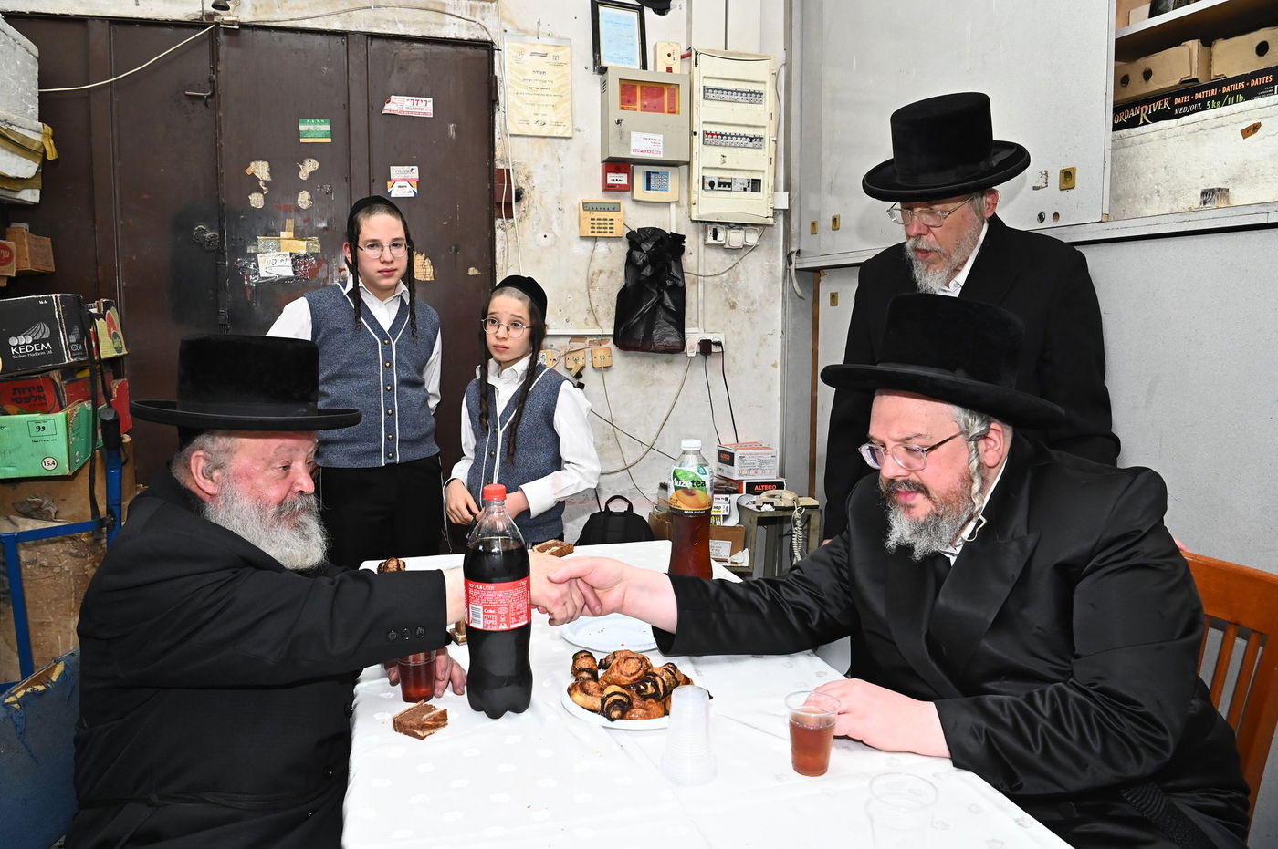 הרה"צ רבי אהרן מרדכי רוקח בביקור במפעל תפילין בבני ברק