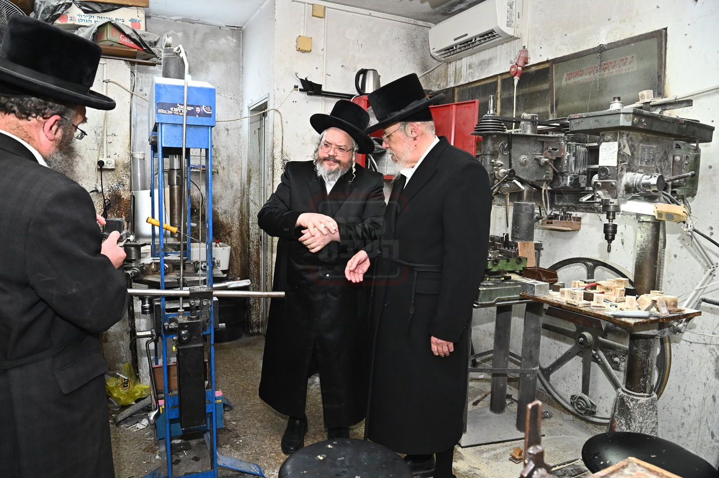 הרה"צ רבי אהרן מרדכי רוקח בביקור במפעל תפילין בבני ברק