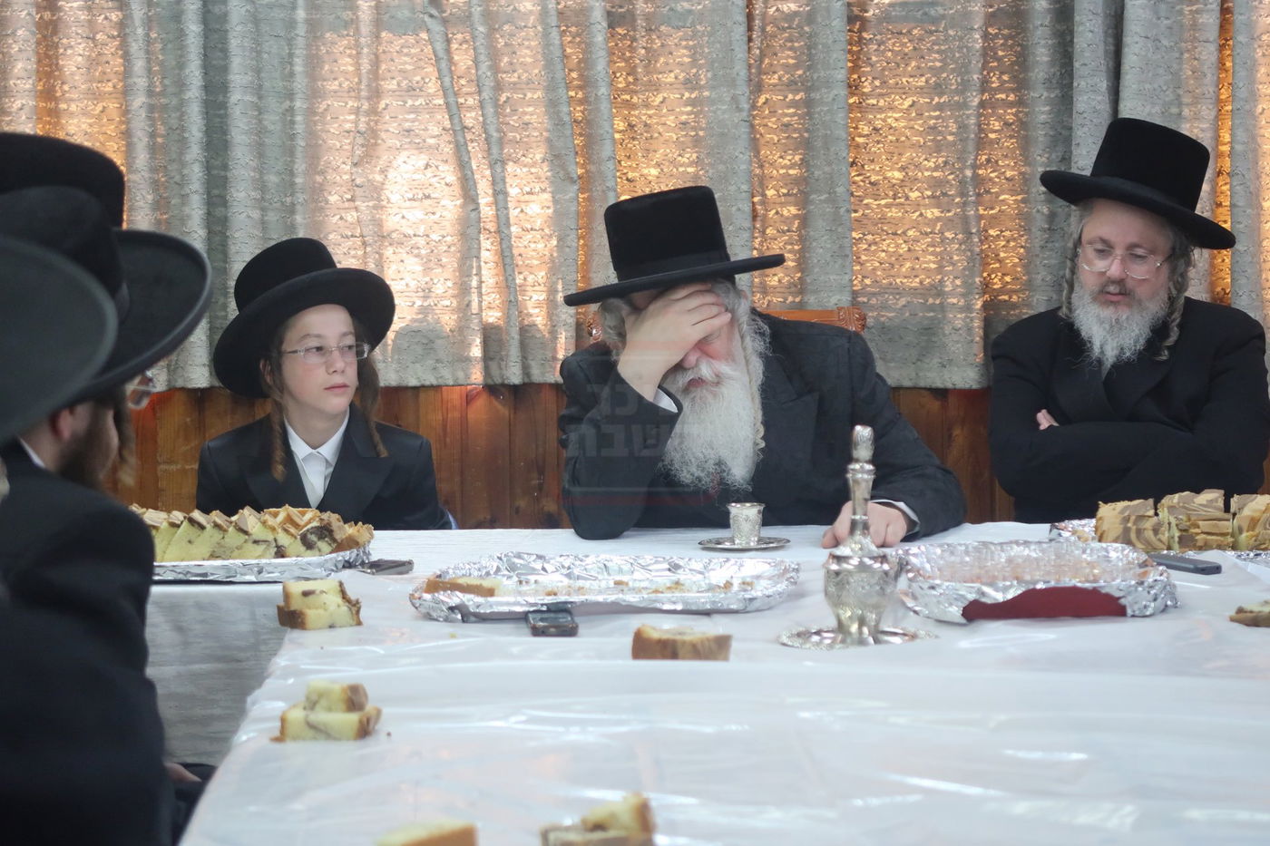 האדמו"ר מנדבורנה ירושלים בטיש לחיים לאחר הנחת תפילין לנכדו