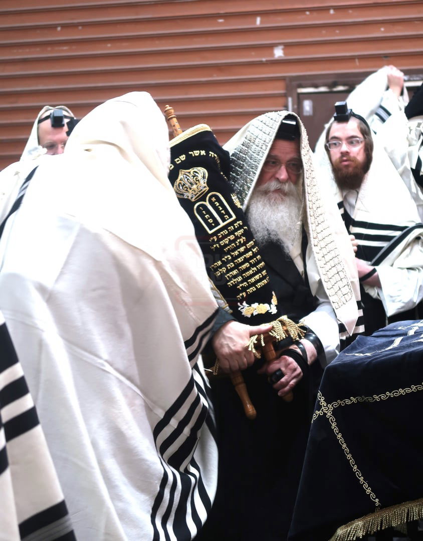 האדמו"ר מנדבורנה ירושלים בהנחת תפילין לנכדו